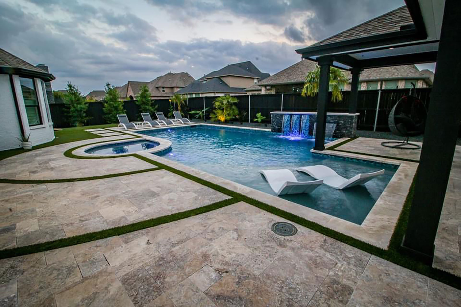 silver-travertine-tumbled-pavers